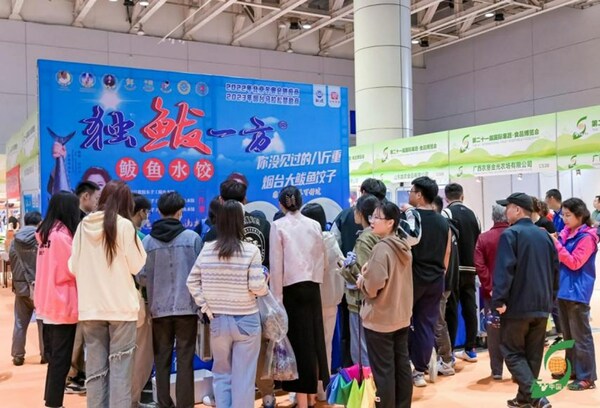 Yantai's specialty food has attracted a large number of spectators to stop.