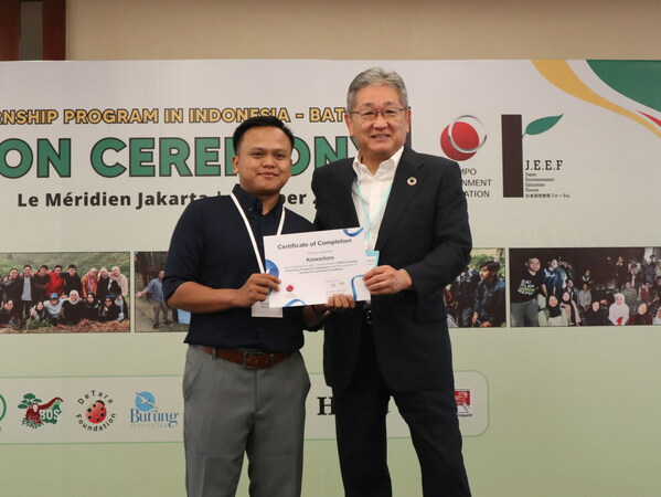 Yoshikazu Nishiwaki selaku Direktur Eksekutif Sompo Environment Foundation memberikan sertifikat kepada para anak magang