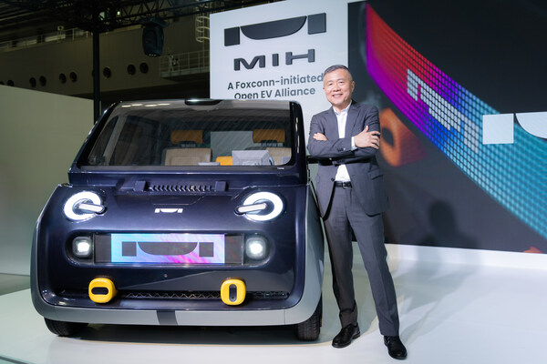 ジャパンモビリティショー2023にて、3シーターのProject Xコンセプトカーを発表するMIH コンソーシアムのCEO ジャック・チェン