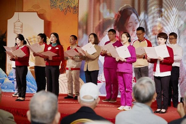 恭和苑运营服务团队（院办、医、养、护、社工、物业、综合部门等）代表合唱《恭和员工之歌》