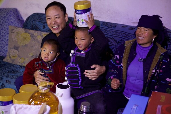 菲仕兰中国高级副总裁杨国超（左二）探访困境儿童家庭