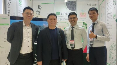 AMS BioteQ会長と研究開発チームが、メディカルジャパン東京2023の開幕日にWeiディレクターと記念撮影を行いました。