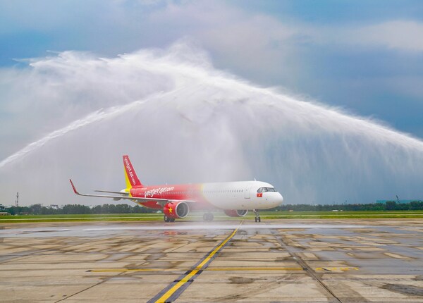 Vietjet’s brand-new A321neo ACF aircraft welcomed by a water cannon salute upon arrival at Tan Son Nhat International Airport.