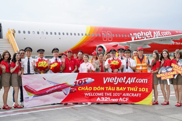 Vietjet Chairwoman Nguyen Thi Phuong Thao (middle), Vietjet's management and flight crew welcome the 101st aircraft to the airline’s fleet.