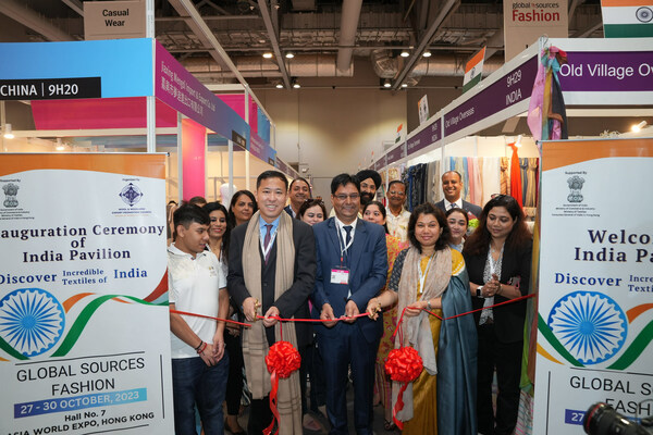The delegation from India held an opening ceremony on the first day of the Global Sources Fashion show, attended by Hu Wei, CEO of Global Sources (front row, 2nd from left), Suresh Thakur, Chairman of the Wool & Woollens Export Promotion Council (WWEPC) (front row, 3rd from left), and Satwant Khanalia, Consul General of India in Hong Kong (front row, 2nd from right).