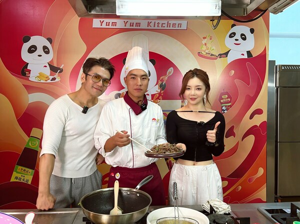 希望厨师阿凉友聪（中）与艺人嘉宾用李锦记蚝油制作经典粤菜