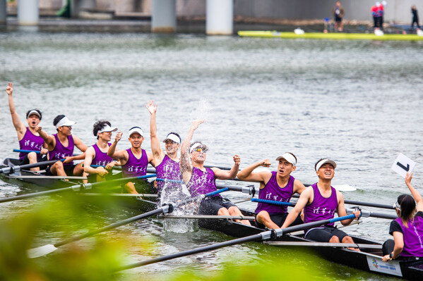 No Sports, No Tsinghua: Students participating in a thrilling dragon boat racing event.