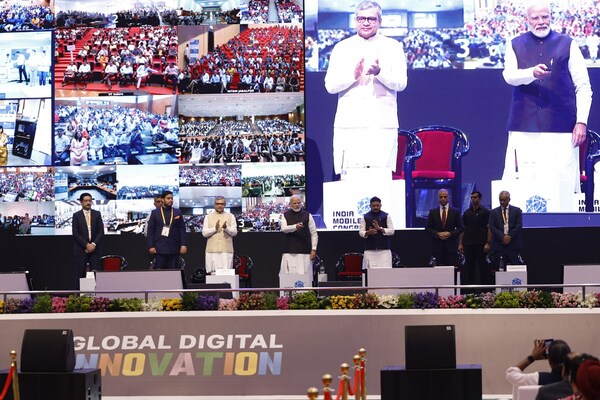 ナレンドラ・モディ首相が67カ国参加のアジア最大のテックショーIndia Mobile Congress 2023で、インドが6Gで世界的指導権を発揮するよう呼び掛け
