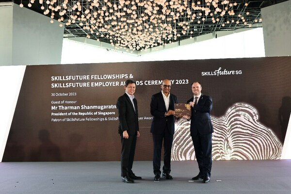 From Left to Right: Mr. CHAN Chun Sing, Minister for Education and President Tharman Shanmugaratnam present the SkillsFuture Employer Award (Gold) to Peter Ferguson, general manager, Southeast Asia, Johnson Controls
