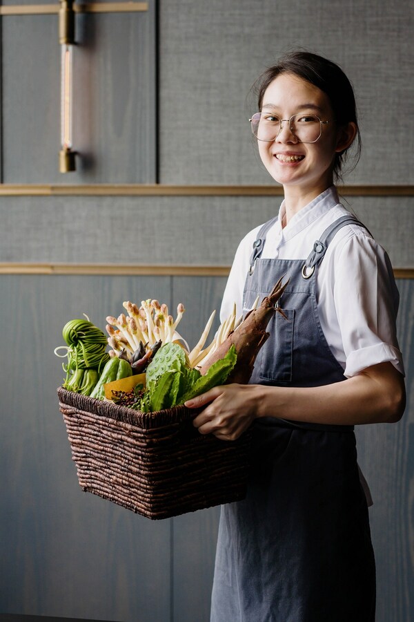 位於深圳的創新精緻料理餐廳「ENSUE」於2023年度「亞洲50最佳餐廳」勇奪第31名，行政副主廚吳夢林與馬尼拉著名餐廳「Toyo Eatery」的主廚Jordy Navarra合作。該餐廳同樣躋身「亞洲50最佳餐廳」並位列第41位，更榮獲「Flor de Caña 永續餐廳獎」。
