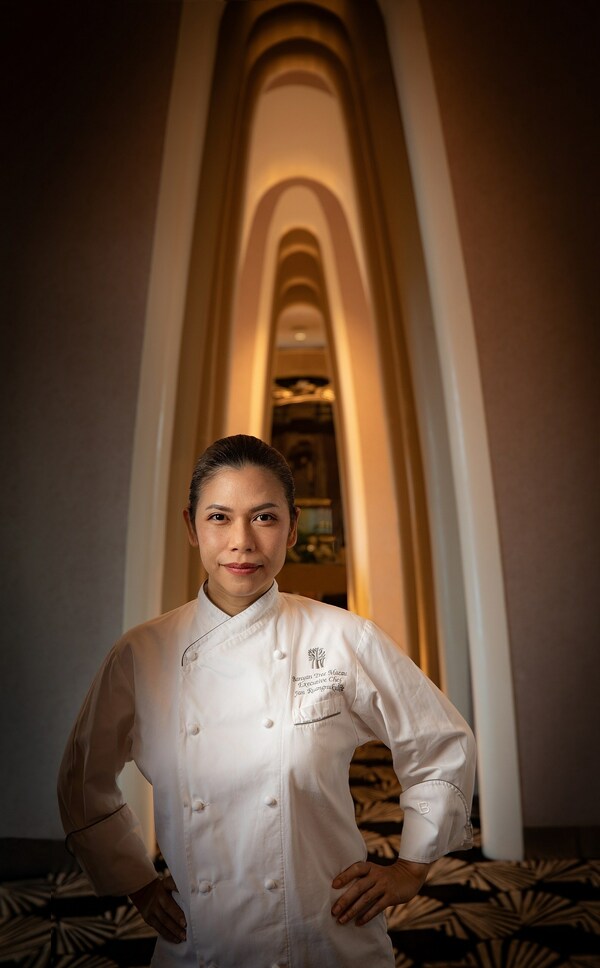 澳门悦榕庄的现代泰式料理餐厅「尚坊」由来自泰国的行政总厨Jan Ruangnukulkit亲自领军，这次她将伙拍在香港主理新加坡菜餐厅「Whey」的年轻主厨Barry Quek。