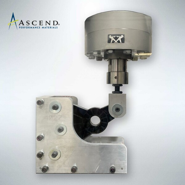 Ascend 的 Vydyne® AVS 有助從源頭上減低高頻振動。AVS 的效能測試包括此處展示的這項結構測試。