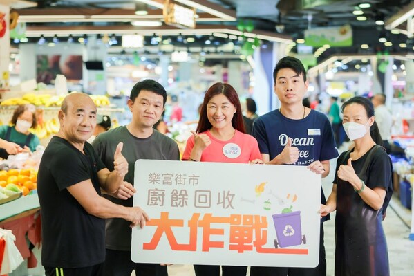 This November, Link is unveiling its “Food Waste Collection Competition” across two premier fresh markets. Market expert June Chan Kei (centre) graced the Lok Fu Market with her presence, officially kicks off the competition and encourage the tenants to sort and recycle organic food waste.
