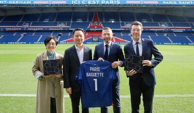 At Parc des Princes located in Paris, Paris Baguette and Paris Saint-Germain signed sponsorships agreement with the message ‘안녕(AnNyeong, Hi), Paris Baguette’. From left, YeonJeong Kim, Vice President Marketing of Paris Baguette HQ ; Jinsoo Hur, CEO at Paris Baguette HQ ; Marc Armstrong, Chief Revenue Officer at Paris Saint-Germain ; Sebastien Wasels, Managing Director at  Paris Saint-Germain APAC.