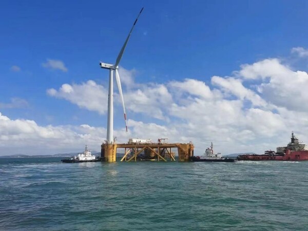 Trang bị với Offshore Tribune của Shanghai Electric, dự án điện gió nổi biển sâu đầu tiên trên thế giới kết hợp với nuôi trồng thuỷ sản đã hoàn thành
