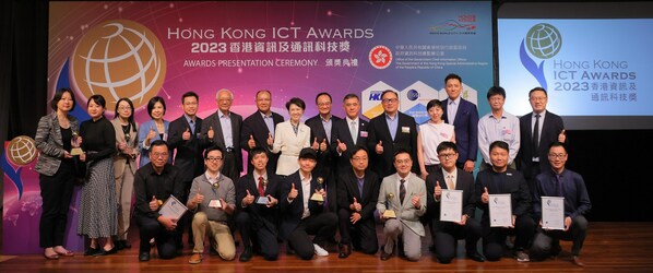 香港貨品編碼協會總裁林潔貽女士(中)與一眾香港資訊及通訊科技獎 - 「智慧出行獎」得主合照。