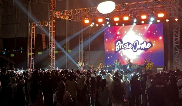 KT&G hosted ‘SangSang Festa’ on October 27th, a festival in which college students could experience diverse cultural programs and interact with each other freely. The picture shows popular singer Brisia Jodie performing at the festival.