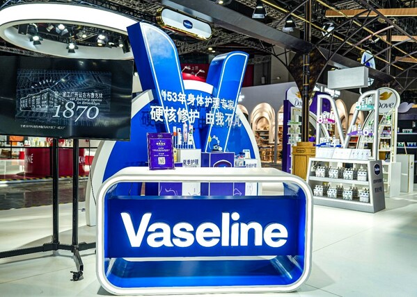 拥有153年历史的身体护理品牌Vaseline凡士林带着Pro Derma全新系列产品亮相进博