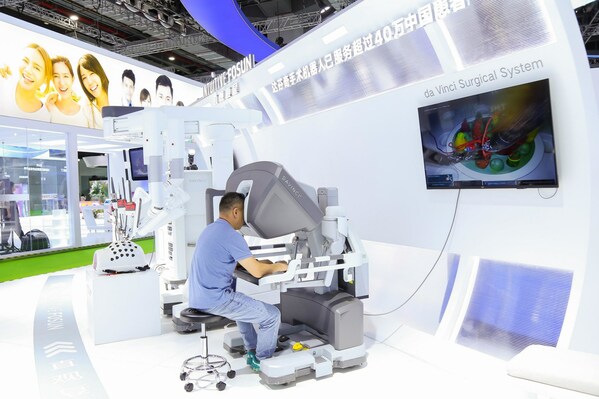 国产达芬奇手术机器人亮相第六届进博会