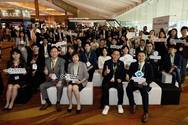 Deputy Minister Kao, Representative Tung and the forum participants during Taiwan Tech Solution Day.