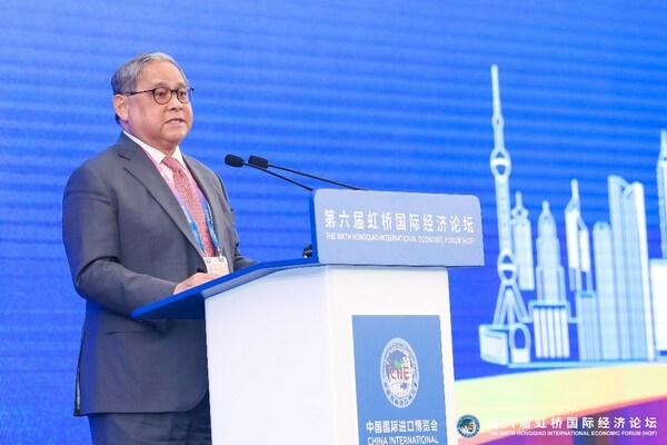 冯氏集团主席冯国经博士受邀在本届虹桥国际经济论坛上发言