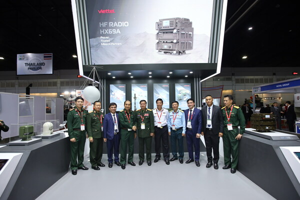 Senior Lieutenant General Phung Si Tan, Deputy Chief of General Staff of the Vietnam People's Army and a delegation from the Vietnam Ministry of Defense visited and worked at the booth of Viettel Group.