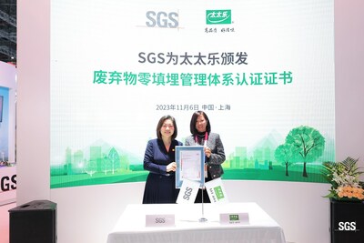 SGS中国区总裁郝金玉为上海太太乐食品有限公司颁发废弃物零填埋管理体系认证证书