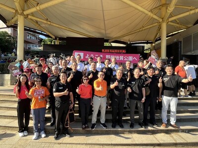 Group photo of Delegation from Japan, director Chen from the North Coast and Guanyinshan National Scenic Area Headquarters and general manager Tang from Yehliu Geopark.