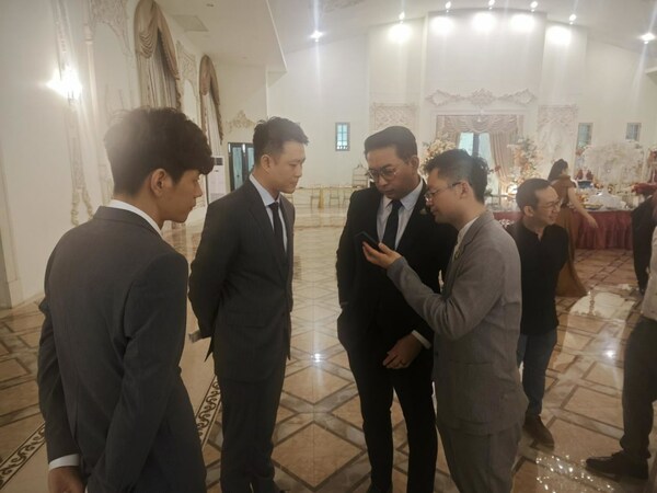 泰国总商会主席兼泰国商会理事会主席姜楚霆（右二）正在与中国会展网同事洽谈