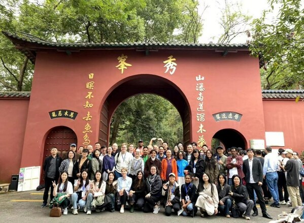 Artists from China and abroad pose for a group photo at the gate of Xiufeng, Jiujiang, Jiangxi province