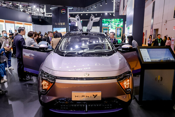 科思创在进博会展示的高合汽车科技豪华SUV—— HiPhi Y是双方紧密合作的最新成果。© 科思创