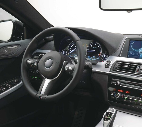聚氨酯可以为仪表板等汽车内饰应用提供柔软的触感，提高驾乘人员的舒适度。© 科思创