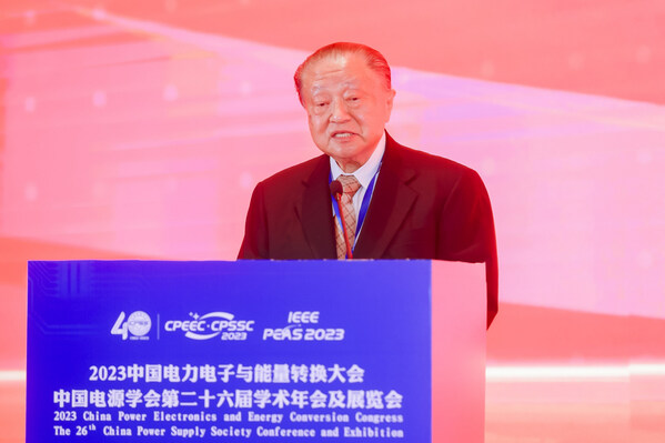 郑崇华先生致感谢词时，首先祝贺中国电源学会成立四十周年，并高度推崇学会为国家推动电源技术的进步和电源产业的发展所做出的巨大贡献。