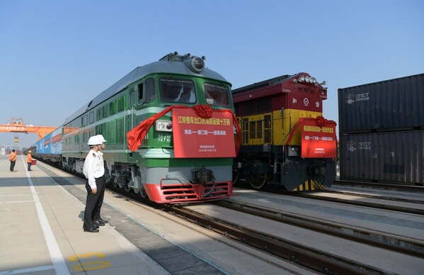 Photo shows that a freight train carrying Jiangling Motors' fully-assembled car is about to leave Nanchang for Vietnam.