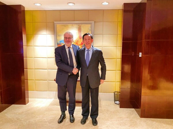中国建材集团有限公司总经理李新华(右)与法孚集团总裁桑切斯先生（左）