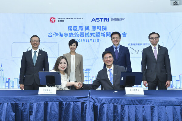 ASTRI and the Housing Bureau signed a Memorandum of Understanding (MOU) today (November 14) to establish a strategic partnership, aiming at exploring innovative technology solution. Witnessed by the Secretary for Housing, Ms Winnie Ho (2nd left in back row), the Secretary for Innovation, Technology and Industry Professor Sun Dong (2nd right in back row); the Under Secretary for Housing Mr Victor Tai (left in back row), and the Board Chairman of the ASTRI, Ir Sunny Lee (right in back row), the Permanent Secretary for Housing/Director of Housing, Miss Rosanna Law (left in front row), signed the MOU with the Chief Executive Officer of the ASTRI, Dr Denis Yip (right in front row).