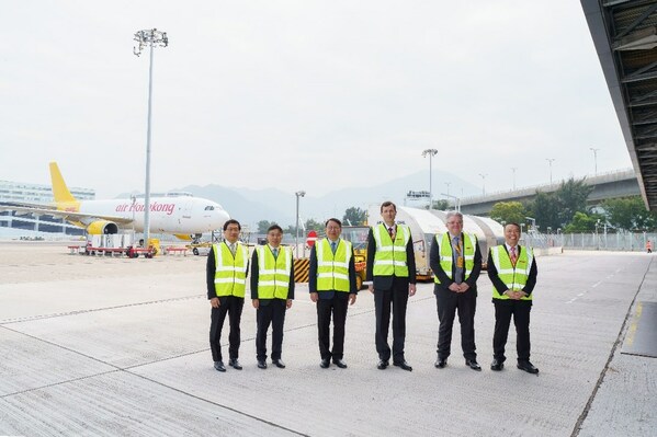 Officiating guests are captured in a moment with a DHL aircraft on the airside of the expanded Central Asia Hub in Hong Kong. With direct access to airside and landside, CAH is currently the only dedicated and purpose-built air express cargo facility in the Hong Kong International Airport.