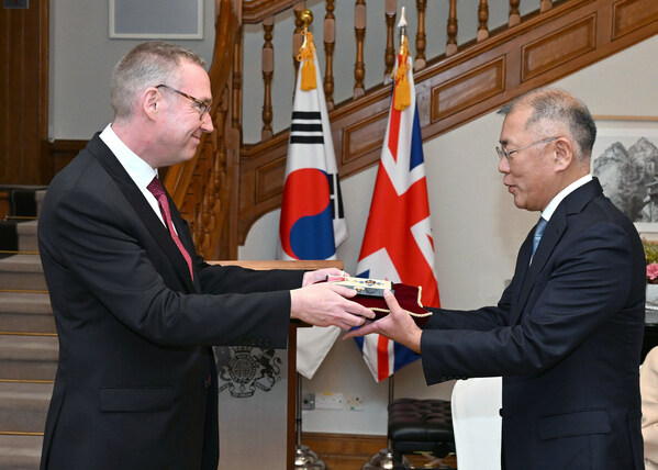 (From left) Colin Crooks (British Ambassador to the Republic of Korea), Euisun Chung (Executive Chair of Hyundai Motor Group)