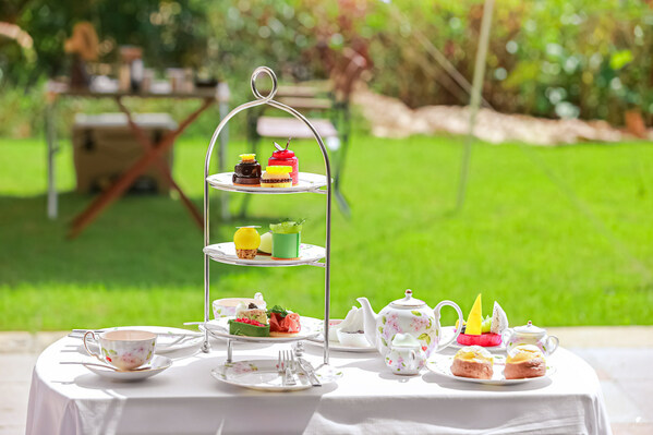 三亚亚龙湾瑞吉度假酒店与安斯丽樱花盛开系列联名下午茶