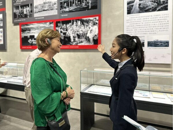 Nell Calloway listens to a guide telling Flying Tigers' stories in China in a museum in Liuzhou, south China's Guangxi Zhuang autonomous region. (Photo by Liu Lingling/People's Daily)