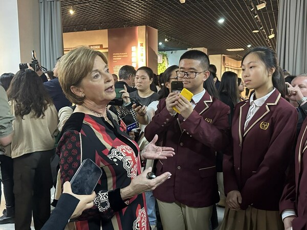 Nell Calloway communicates with local students at the Stilwell Museum in southwest China's Chongqing municipality. (Photo by Liu Lingling/People's Daily)