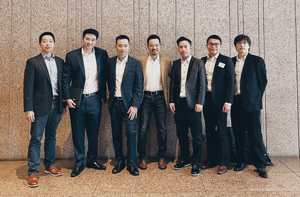 XREX 的新加坡團隊，（左二）XREX 新加坡子公司執行長蔡日宏（Christopher Chye）、（左三）XREX 共同創辦人暨集團營收長蕭滙宗、（中間）XREX 共同創辦人暨集團執行長黃耀文、（右二）XREX 新加坡子公司法務經理賴建順、（右一）XREX 集團與 XREX 新加坡法遵主管張淩嵐，於 2022 年 12 月 新加坡合影。