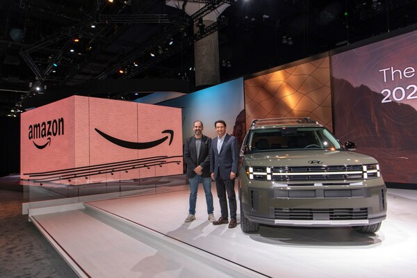 (from left) Marty Mallick, vice president of worldwide corporate business development, Amazon and Jose Munoz, president and global COO, Hyundai Motor Company and president and CEO of Hyundai Motor North America