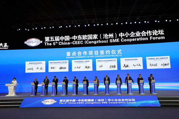 Signing ceremony of key cooperation projects at the 5th China-CEEC (Cangzhou) SME Cooperation Forum