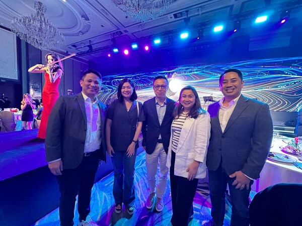 GCash leaders led by CEO Martha Sazon with Ant Group Chairman Eric Jing