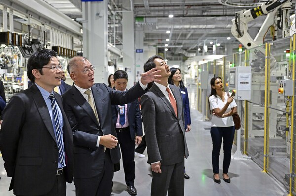 (from left) Lawrence Wong, Deputy Prime Minister of Singapore; Euisun Chung, Executive Chair of Hyundai Motor Group; and Dukgeun Ahn, Minister for Trade, Korea undertaking HMGICS factory tour