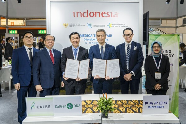 At MEDICA, Zhiqiang HE, President of Fapon Biotech, and Vidjongtius, President Director of PT Kalbe Farma Tbk, signed a Memorandum of Understanding to deepen cooperation and boost Indonesia's IVD development.