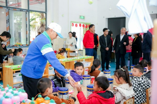 菲仕兰员工亲子志愿者为关岭县困境儿童送去营养物资