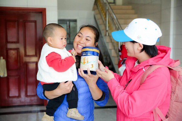 菲仕兰员工志愿者为妈妈讲解奶粉冲泡方法