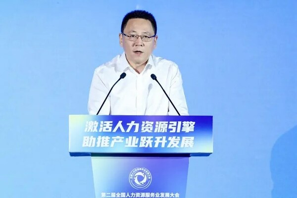 图片2：深圳市政府副秘书长朱武发表致辞